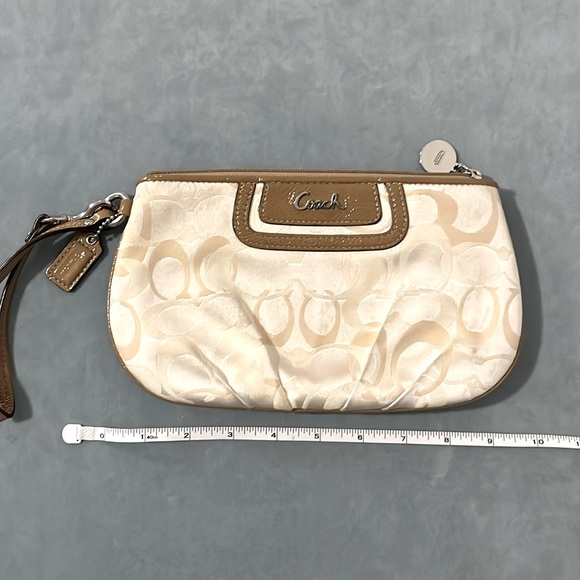 Spring Cleaning Find: Pristine Coach Wristlet in Beige - Picture 6 of 7